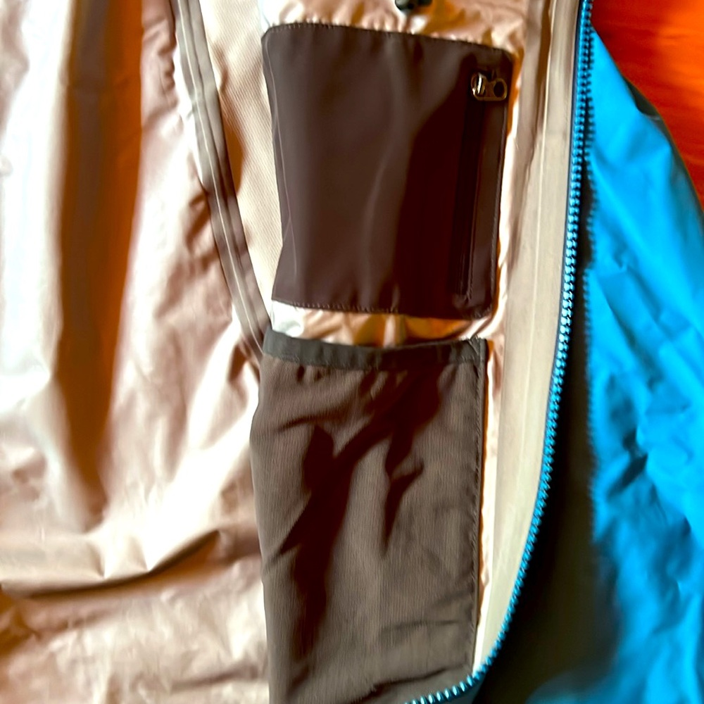 Mountain Hardwear Blue Raincoat with Hood and Weather-Resistant Material - Picture 7 of 7